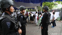 Polisi menyiapkan pengamanan maksimal saat perayaan Natal di Gereja Katedral, Jakarta Pusat. Sebanyak 116 personel bersiaga di sekitar gereja.