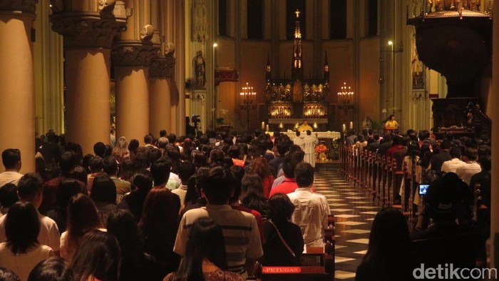 Tertib dan Khidmat, Begini Suasana Misa Penutup di Gereja Katedral