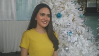 Shandy tampak cantik dengan balutan dress berwarna kuning. Foto: Dyah Paramita Saraswati