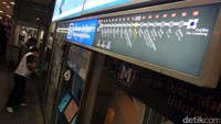 Kereta BTS skytrain ini bisa menjangkau pusat perbelanjaan menuju ke Siam. BTS skytrain ini merupakan kereta cepat seperti MRT tetapi memiliki jalur sendiri yang berada di atas jalan raya. Untuk para wisatawan yang ingin menjajal moda trasnportasi ini sebaiknya membeli One-Day Pass seharga 120 Baht yang bisa kamu pakai tanpa batas selama seharian. Tentunya ini jauh lebih hemat atau lebih murah dibanding moda transportasi lainnya.
