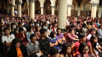 Sejumlah umat Kristiani memenuhi Gereja Katedral.