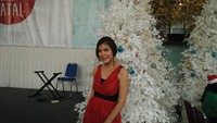 Pada kesempatan itu, Olga tampil cantik dengan balutan dress berwarna merah. Foto: Dyah Paramita Saraswati