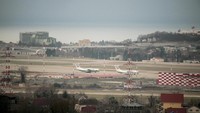 Sebelumnya, pesawat jenis Tupolev Tu-154 itu hilang dari radar sesaat setelah take off dari Adler, Sochi, Rusia, menuju ke Suriah. REUTERS/Kazbek Basayev.