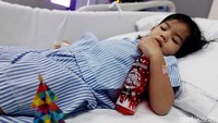 Seorang  pasien anak-anak mendapatkan hadiah Natal di di RS Siloam, Karawaci, Tangerang, Minggu (25/12/2016).