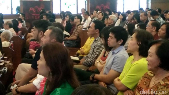 Ahok Khidmat Mendengarkan Khotbah Perayaan Natal di GKY Pluit