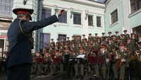 Di antara para penumpang, ada 64 di antaranya yang merupakan anggota Alexandrov Ensemble, kelompok musikal militer yang dikenal dengan nama Red Army Choir dengan konduktornya Valery Khalilov. REUTERS/Stringer.