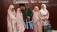 Djarot tampak datang di Terminal 2 E Bandara Soekarno-Hatta bersama istri Heppy Farida dan ketiga putrinya, Karunia Dwihapsa Paramasari, Safira Prameswari Ramadina, Meisya Rizky Berliana pada Minggu (25/12/2016).