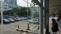 Sementara itu, untuk MRT sendiri tiketnya berupa koin dengan warna yang menarik. Sayangnya, MRT dan BTS ini hanya menjangkau beberapa wilayah tertentu saja. Sisanya masih belum terjangkau semua. Tapi jangan khawatir, anda bisa menyambung dengan moda transportasi lainnya seperti disebutkan di atas. Bisa menggunakan tuk-tuk, taxi atau moda transportasi sungai Chao Praya Express.