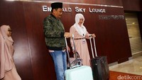 Djarot terlihat mengenakan kemeja koko warna coklat susu muda dan celana jeans serta peci hitam, dan istri serta ketiga putrinya kompak mengenakan gamis panjang dan jilbab lebar dengan warna senada, coklat susu muda.