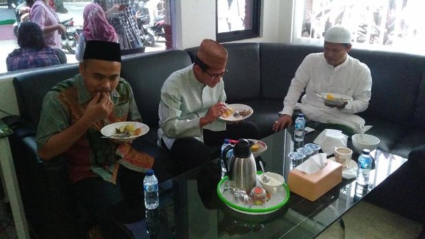 Saat Sandiaga Melahap Jengkol Bareng Warga Lebak Bulus