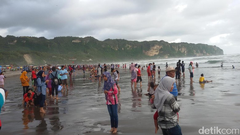 Rambu Larangan Berenang Di Pantai Parangtritis Rusak Tim