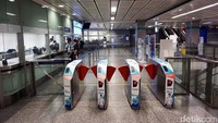 BTS memiliki 34 stasiun yang berada di pusat-pusat perbelanjaan atau daerah bisnis. Tentunya kereta yang datang bisa hampir setiap 3-6 menit sekali. Harga tiketnya juga terbilang cukup murah mulai dari 15 Baht/stop stasiun.