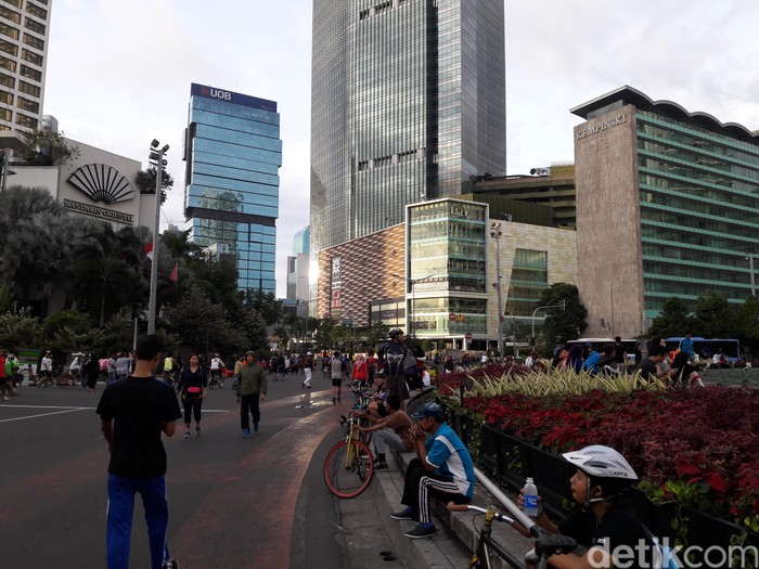 Meski Tak Ada Car Free Day, Warga Tetap Datang ke Kawasan Thamrin-Bundaran HI