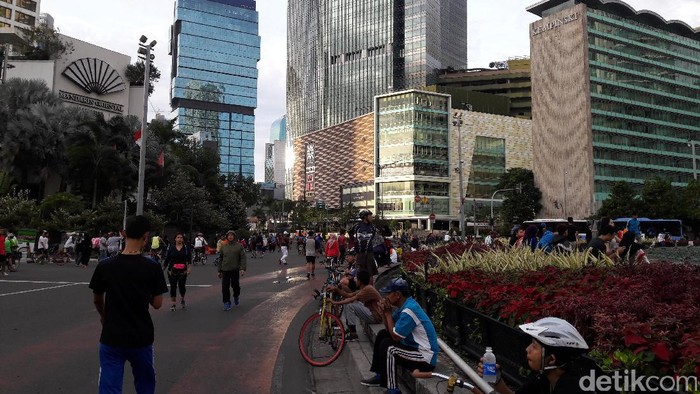 Meski CFD ditiadakan, warga tetap berdatangan ke kawasan Thamrin-Bundaran HI-Sudirman untuk berolahraga.