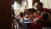 Para jemaah nampak khusyuk memanjatkan doa.