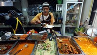 Sejumlah restoran di Thailand juga sudah memiliki sertifikasi halal. Contohnya akan banyak kita jumpai seperti dibeberapa lokasi tujuan wisata belanja Chatuchak.