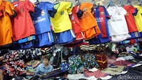Sesuai namanya, pasar ini hanya buka pada hari Sabtu dan Minggu saja. Puluhan ribu kios berdiri dengan rapi diatas tanah sekitar kurang lebih 10 hektar.