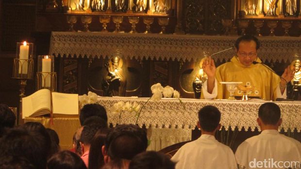 Tertib dan Khidmat, Begini Suasana Misa Penutup di Gereja Katedral