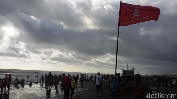 Rambu Larangan Berenang di Pantai Parangtritis Rusak, Tim SAR Siaga