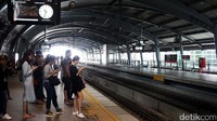 Tempat nunggu MRT station di Bangkok baik (subway atau metro) juga sangat nyaman, bersih dan tertib. Terlebih dengan ketepatan waktunya. Tentunya sangat nyaman sekali dengan moda trasnportasi ini apabila kita sedang terburu-buru.