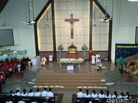Lomba Pohon Daur Ulang Meriahkan Natal di Gereja Santo Bartolomeus Bekasi