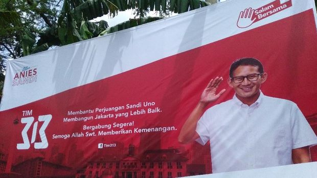 Saat Sandiaga Melahap Jengkol Bareng Warga Lebak Bulus