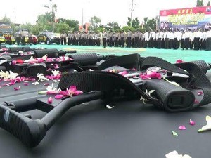 Tradisi Mandi Kembang di Polres Probolinggo Saat Apel Pengamanan Tahun Baru