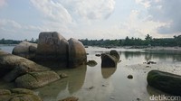 Salah satu batu besar di Pantai Trikora. Masuk ke pantai ini gratis, namun untuk gazebo harus menyewa (Masaul/detikTravel)