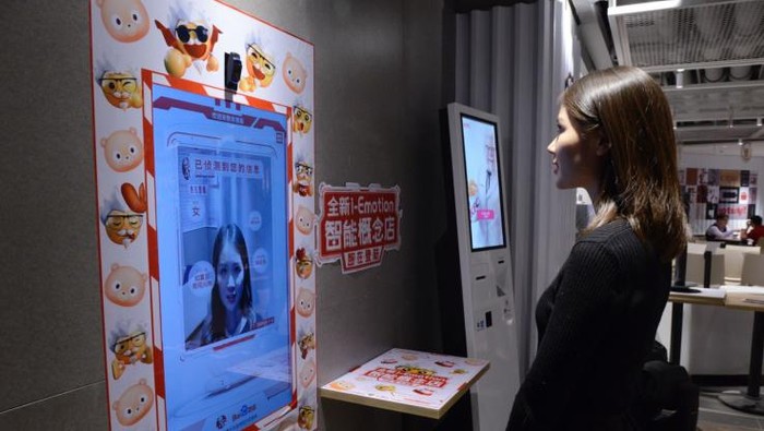 mesin pemindai wajah di KFC Beijing