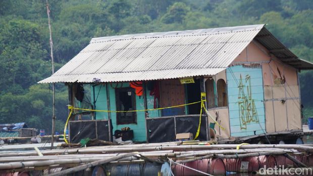 Markas teroris di tengah Waduk Jatiluhur.