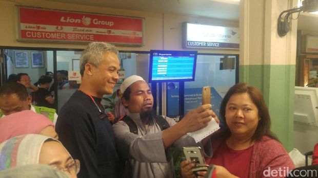 Penumpang Kena Delay di Bandara Semarang Serbu Gubernur Ganjar