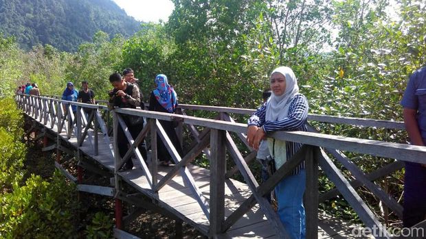 Wisatawan menikmati suasana