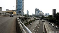 Jalan tol dalam kota tampak sepi.