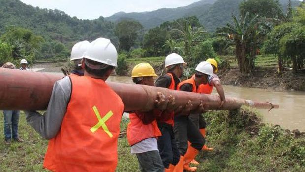 Seberangi Sungai, PLN Perbaiki Tiang Listrik Roboh di Bima