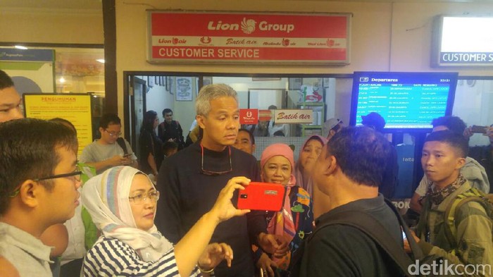 Gubernur Ganjar Diserbu Penumpang yang Kena Delay di Bandara Semarang
