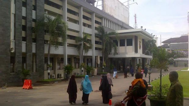 Keluarga ingin menjenguk 8 tersangka sweeping restoran di Solo.