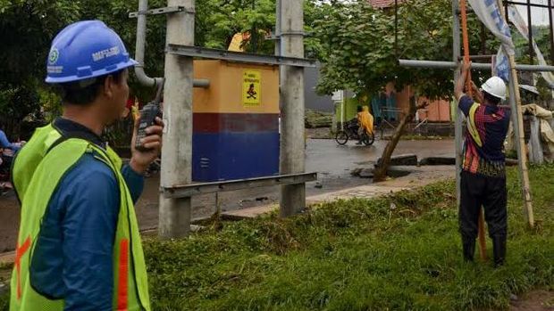 Seberangi Sungai, PLN Perbaiki Tiang Listrik Roboh di Bima