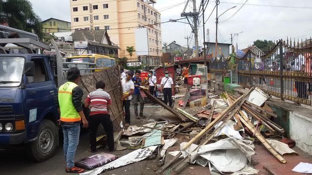 Petugas PT KAI Daop 6 Yogyakarta telah memberikan surat pemberitahuan dan ganti rugi.