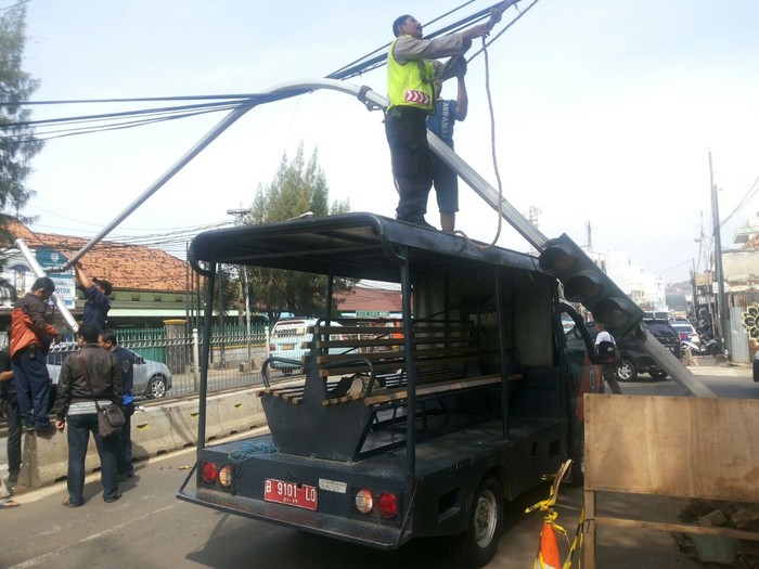 Tiang Lampu Merah di Dekat Pasar Santa Roboh