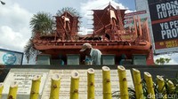 Monumen ini dibuat dibantu 4 orang selama 2 bulan. Butuh baja seberat 300 kg dan biaya Rp 60 juta (Enggran/detikTravel)