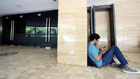Tidak ada polisi yang berjaga di sekitar gedung. Kedua pintu utama menuju ruang pun tertutup rapat. Namun, tampak 2 metal detektor bertuliskan Dit Pamobvit Polda Metro Jaya sudah disiagakan di depan ruangan.