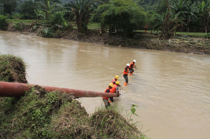 Seberangi Sungai, PLN Perbaiki Tiang Listrik Roboh di Bima