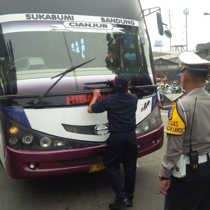Polisi dan Dishub Cek Kelaikan Armada Bus di Terminal Leuwipanjang Bandung