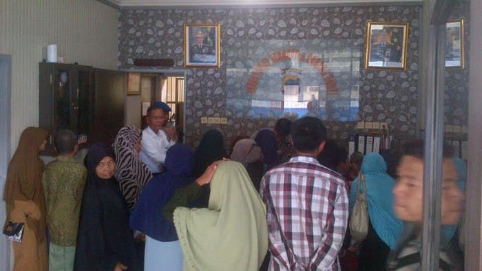 Keluarga Kunjungi 8 Tersangka Sweeping Restoran di Solo