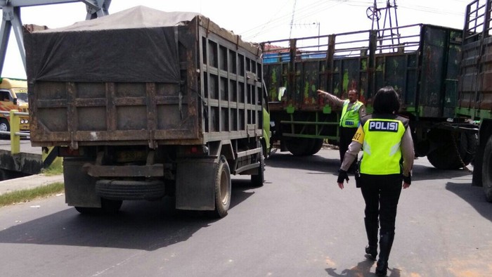 Dikejar Polisi Jombang, Truk Penabrak Lari Tancap Gas hingga Tabrak Pagar