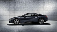 Berkat baterai itu, mobil ini bisa menjangkau jarak 50 persen lebih jauh. Ada kemungkinan bahwa BMW akan menggunakan baterai 10 kWh yang sama dengan i8 Formula E safety.