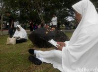 12 Tahun Bencana Tsunami, Warga Aceh Berziarah ke Kuburan Massal