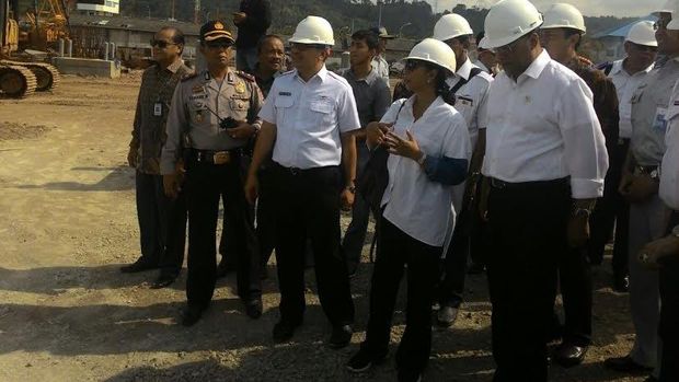 Menteri BUMN dan Menhub juga mengecek perkembangan pembangunan dermaga 6 dan 7.