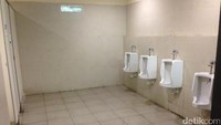 Kamar mandi ada di setiap lantai, gratis tanpa dipungut biaya. Hanya saja lokasinya ada di sudut. Ikuti tanda penunjuk arah untuk mudahnya (Ibnu Haryanto/detikcom)