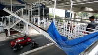 Sejumlah JPO berada di bawah jalan layang.